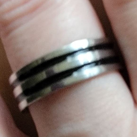 New Steel Silver and Black Men's Ring Band. - Picture 2 of 2